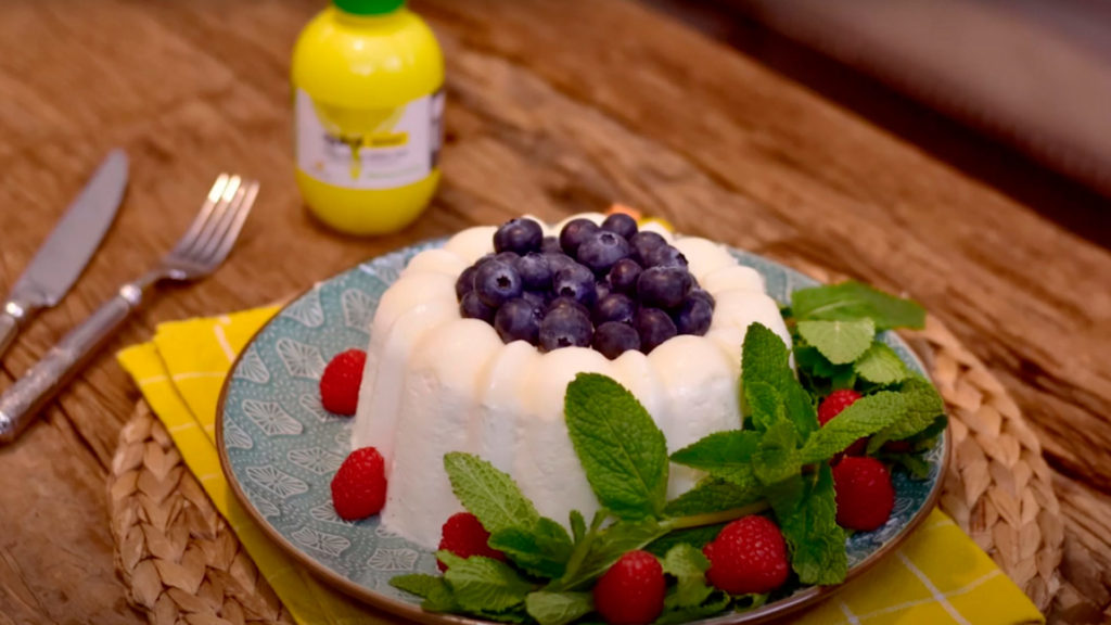 Tarta froide au lait avec de la cannelle et du citron